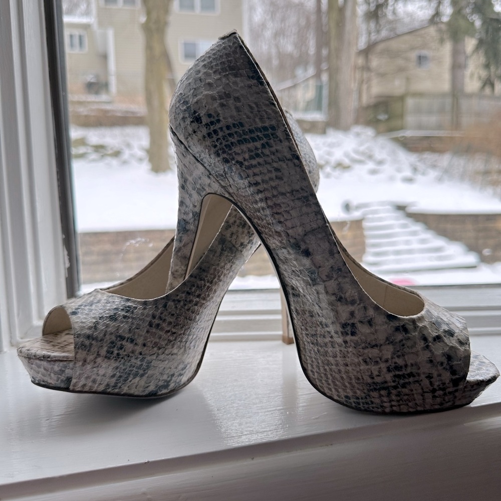 Size 9 Aldo snake skin platform pumps!